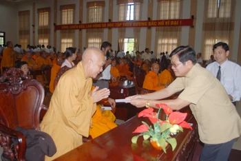 Ô. Lưu Phước Lượng, Phó ban chỉ đạo Tây Nam Bộ đã tặng quà cho Sư Sãi và quý Hòa Thượng,Thượng Tọa các chùa Kherme Miền Tây Nam bộ