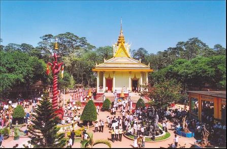 Chùa Hang (còn gọi là chùa Kompong Chây) - ngôi chùa nổi tiếng miền Tây về điêu khắc gỗ,