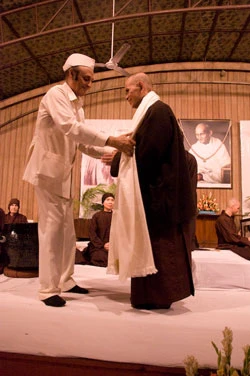 Dr. Karan Singh, Chủ tịch Hội Đồng Văn Hóa Quốc Hội Liên Bang Ấn Độ, tặng khăn quàng cho Sư Ông (Hình Pháp Duệ).