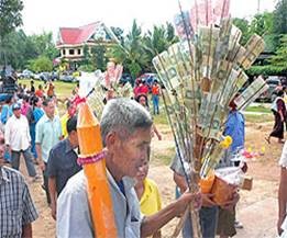 Dân làng ở tỉnh Phayao đang đến chùa dự lễ.