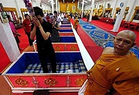 Nghi lễ áo quan tại chùa Wat Prommanee. Ảnh: AFP