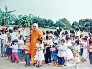 Thượng tọa Thích Từ Giang và các em nhỏ ở Trung tâm Giáo dục trẻ khuyết tật quận 4.