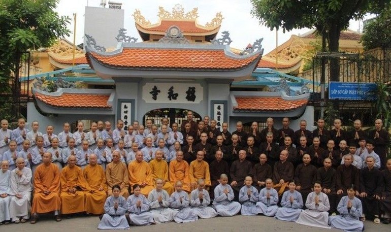 Chư tôn đức Tăng Ni và Ni chúng chụp hình trước chùa Phước Hòa (Q.3, TP.HCM) - Ảnh: Ngọc Đại