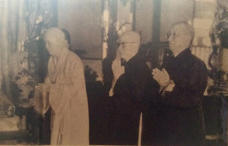 Chư vị tôn túc Hòa thượng Thích Trí Độ, Hòa thượng Thích Đôn Hậu, Hòa thượng Thích Minh Nguyệt, Hòa thượng Thích Thiện Hào lễ Phật tại chùa Xá Lợi trong buổi tiếp đón đại biểu Phật giáo 2 miền dự Hội nghị hiệp thương thống nhất (8-1975) - Ảnh tư liệu GN