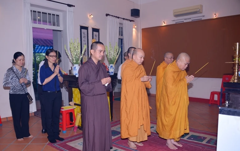 Thắp hương tưởng niệm trước chơn linh Giáo sư