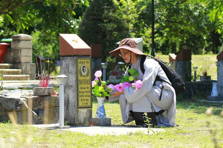 Cắm sen bên mộ các liệt sĩ ở Nghĩa trang Hàng Dương