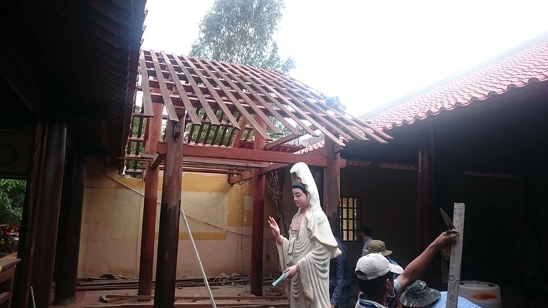 Phần mái ngói ở hậu chánh điện bị tuột hoàn toàn trong mùa mưa - Ảnh: Diệu Tạng