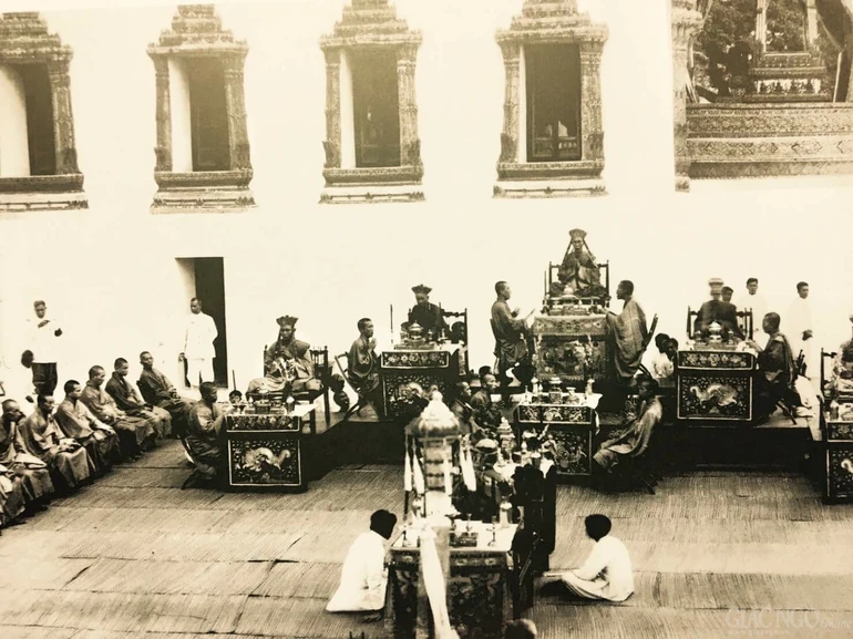 Chư Tăng Annamnikai thực hành nghi lễ cầu nguyện đặc thù tại Hoàng cung Thái Lan