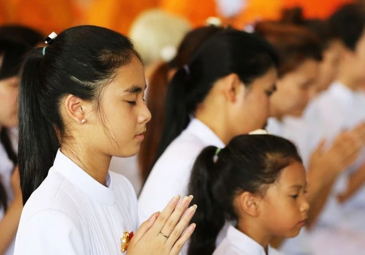 Nương tựa Phật bảo là có niềm tin thanh tịnh đối với Đức Phật, hết lòng tôn kính, thường tưởng niệm, chiêm ngưỡng, lễ bái... 