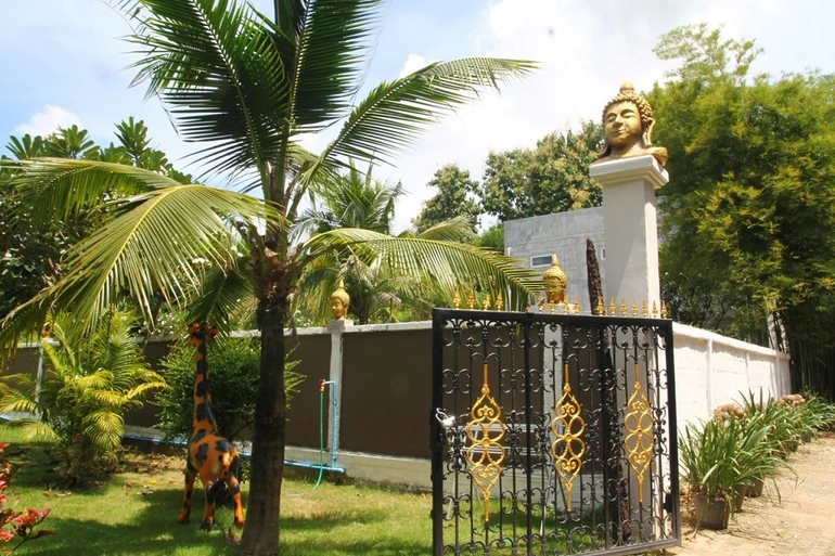 Cổng và hàng rào gây sự phẫn nộ vì không tôn trọng Phật giáo