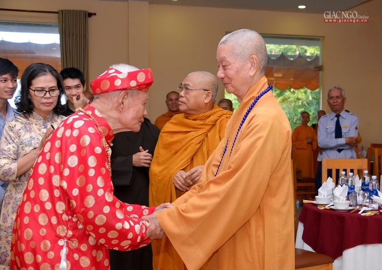 Trưởng lão Hòa thượng Thích Trí Quảng đến thăm cư sĩ Tống Hồ Cầm