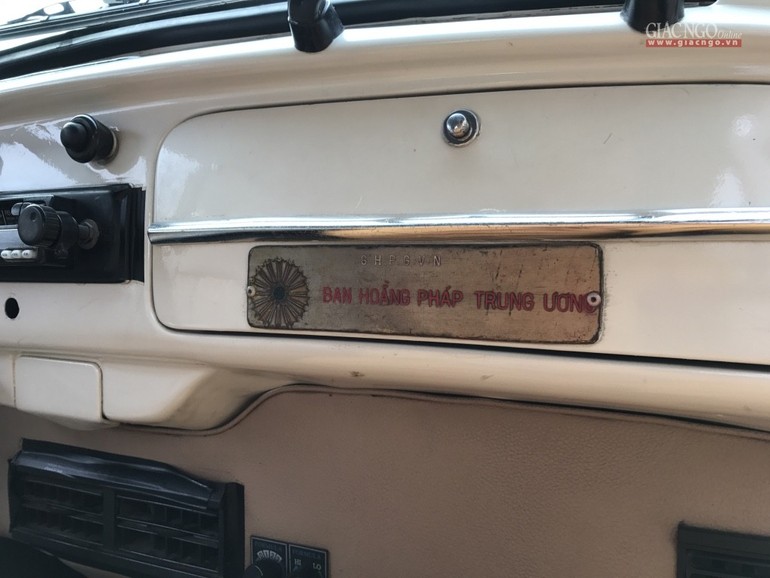 Bên trong xe có dòng chữ "Ban Hoằng pháp Trung ương"
