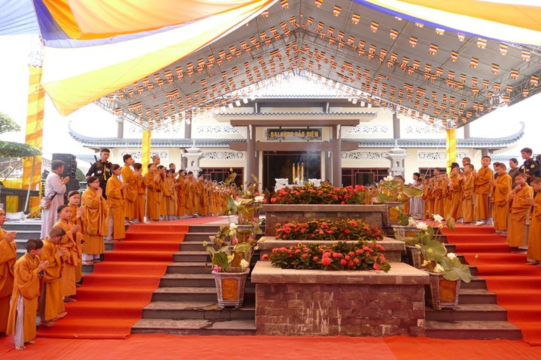 Hòa thượng Thích Nhật Quang chủ trì khóa lễ tại Công viên Vĩnh Hằng