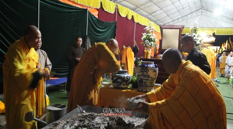 HT.Thích Nguyên Giác (bên trái) cùng với HT.Thích Hải Ấn, HT.Thích Tánh Nhiếp an trí xá-lợi Trưởng lão HT.Thích Trí Quang sau khi trà-tỳ như di huấn - Ảnh: Quảng Điền