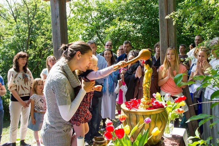 Phật tử phương Tây trong một buổi lễ Tắm Phật