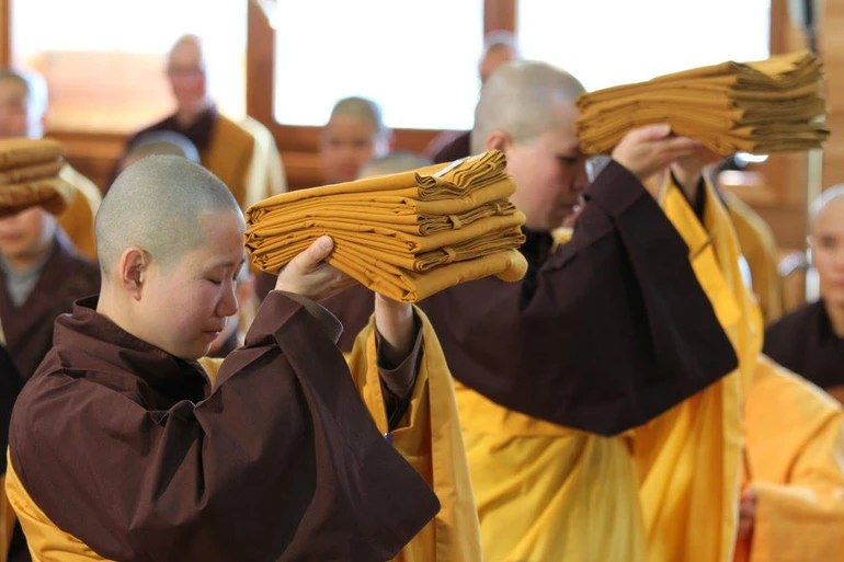 Oai nghi người tu thể hiện qua đi, đứng, nằm, ngồi - Ảnh minh họa của Làng Mai