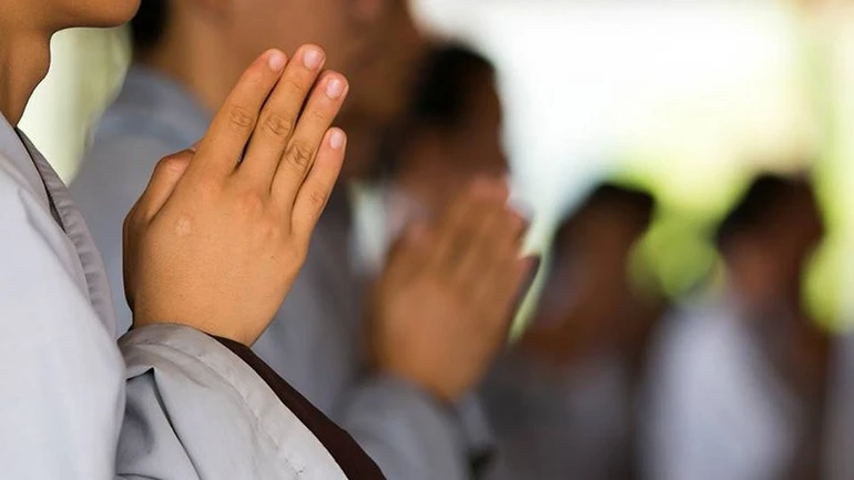 Phật tử có được phép mặc áo tràng tay thụng?