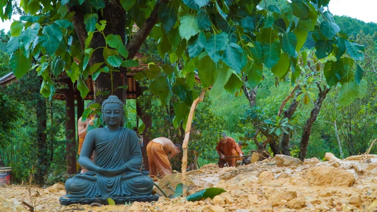 Quý sư chùa Huyền Không Sơn Thượng dọn lại chùa sau lũ bùn làm hư hại cảnh quang - Ảnh: HKST