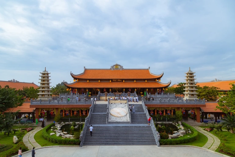 Chánh điện tu viện Vĩnh Nghiêm (Q.12) - Ảnh: Phùng Anh Quốc 