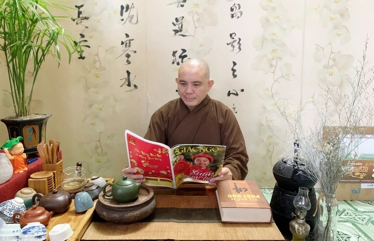 TT.Thích Đồng Thành mỗi ngày đều đọc báo Giác Ngộ để học hỏi ứng dụng vào giảng dạy, hoằng pháp - Ảnh: NVCC