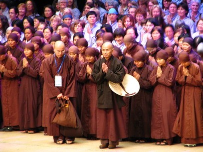 Tăng thân Làng Mai trong bài Thiền ca ở lễ Khai mạc Đại lễ Phật Đản LHQ 2008 tại VN - Ảnh: Minh Phúc