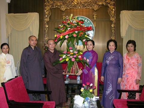 Hà Nội: Hội liên hiệp Phụ nữ Việt Nam thăm và chúc mừng GHPGVN nhân dịp đại lễ Phật Đản PL 2552