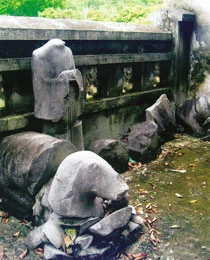 Trước lăng vua Trần Hiến Tông.