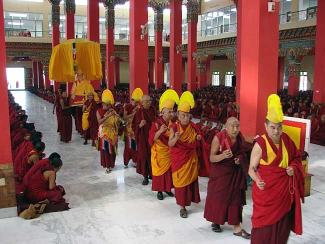 Các vị Lạt-ma Tây Tạng chuẩn bị thi văn bằng Geshe Lharampa