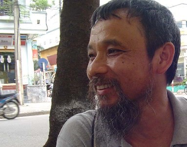 Quá yêu con người, nhiều khi thấy tức thở…
