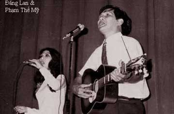 Nhạc sĩ Phạm Thế Mỹ và ca sĩ Đăng Lan trong một chương trình ca nhạc của Viện đại học Vạn Hạnh năm 1969. Ảnh: TƯ LIỆU