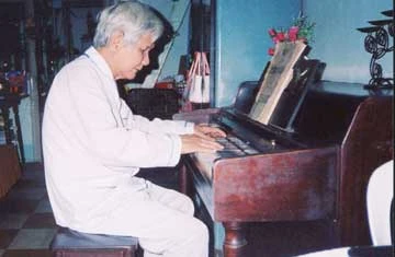 Nhạc sĩ Phạm Thế Mỹ trong căn nhà nhỏ ở quận 4 (TP.HCM). Ảnh: TƯ LIỆU