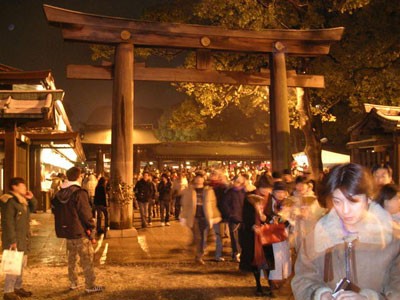 Đền Meiji luôn tấp nập khách vào dịp năm mới. (Ảnh: imageshack.us)