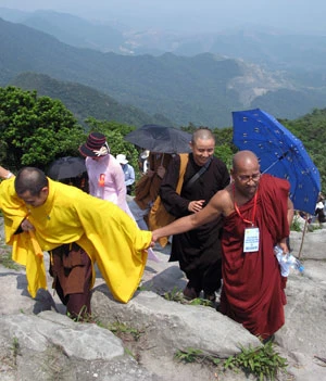 Hành hương lên Yên tử