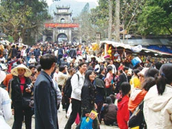 Lối lên động Hương Tích đông nghịt - Ảnh: Y.N