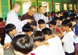 Bữa cơm trưa của các em mồ côi tại chùa Đức Sơn