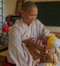 Sư cô Huệ Hướng đang bế cháu Huỳnh Phước Hậu