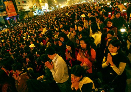 Hàng vạn người dân Thủ đô đã đổ về Chùa Phúc Khánh dự lễ cầu an