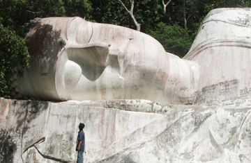 Khuôn mặt tượng Phật từ bi mà không ủy mị.