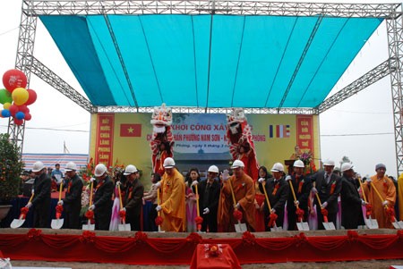 Chư tôn giáo phẩm và các vị lãnh đạo địa phương động thổ khởi công.