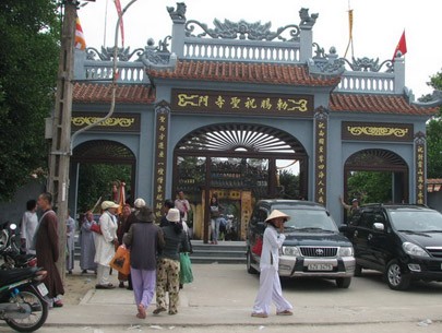 Cổng ngôi chùa Chúc Thánh mới