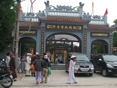 Cổng ngôi chùa Chúc Thánh mới