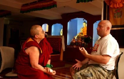 Sư cô Robina Courtin và sỹ quan cảnh sát Sean