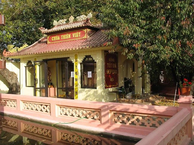 Một ngôi chùa "làng" tại trời Âu-Balan