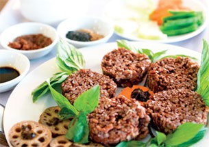 Có thể mua cơm gạo lứt, muối mè chế biến sẵn. Ảnh: Hồng Thái