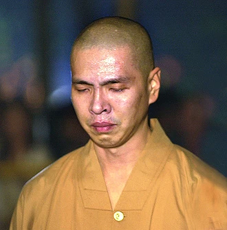 Giọt nước mắt ăn năn hối hận muộn màng của sư thầy Shi Ming Yi (Thích Minh Nghĩa) trước phiên tòa sơ thẩm tại Singapore ngày 24/4.