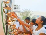 Phật tử Sri Lanka đốt đèn truyền thống tại Tòa đại sứ Sri Lanka.
