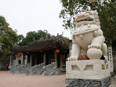 Sư tử đá bày trước Đền Đô.