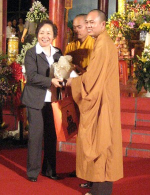 Đại đức Thích Đức Thiện tặng quà Phó Chủ tịch nước Nguyễn Thị Doan