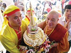 Đưa ngọc xá lợi Phật lên chuyến bay đặc biệt tại phi trường Tân Sơn Nhất ra Hà Nội ngày 6.6.2009 - Ảnh: Giao Hưởng