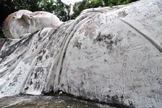 Thân tượng dày đặc "bút tự" của du khách